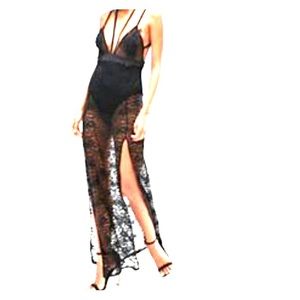 Boohoo lace maxi dress w/split and concealed body